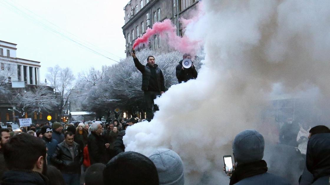 Протестующие в Ереване в дыму