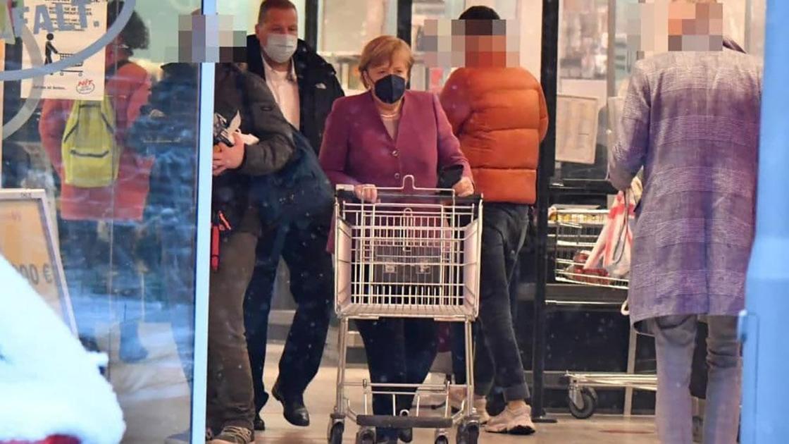 Ангела Меркель во время похода в супермаркет