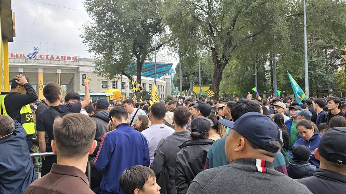 Болельщики перед матчем