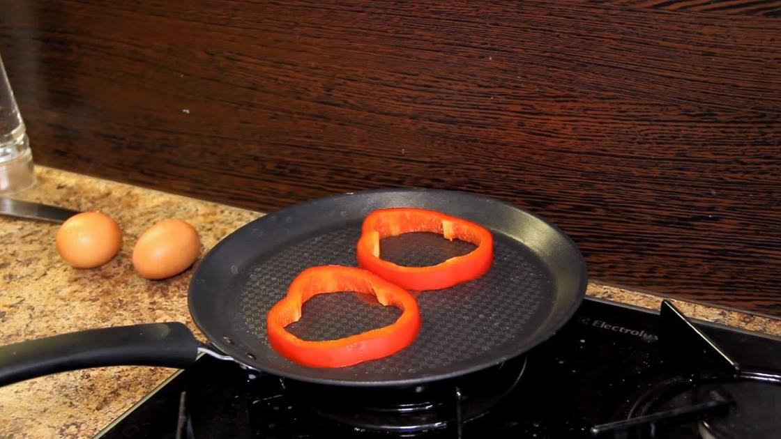 Кольца из перца обжаривают на сковороде