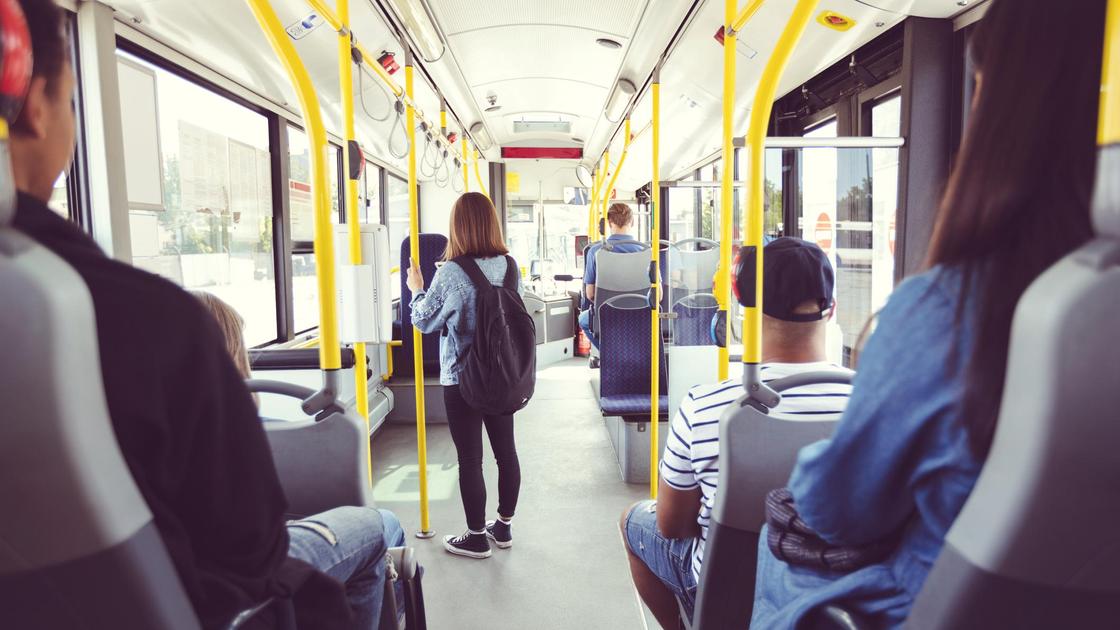 Рыжая девушка в мини-юбке с парнем и банкой в автобусе вызвали бурные эмоции жителей Ростова