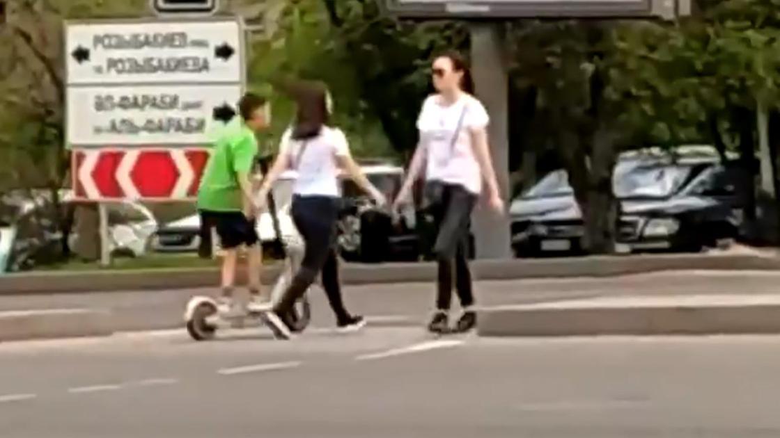Девушки переходят дорогу