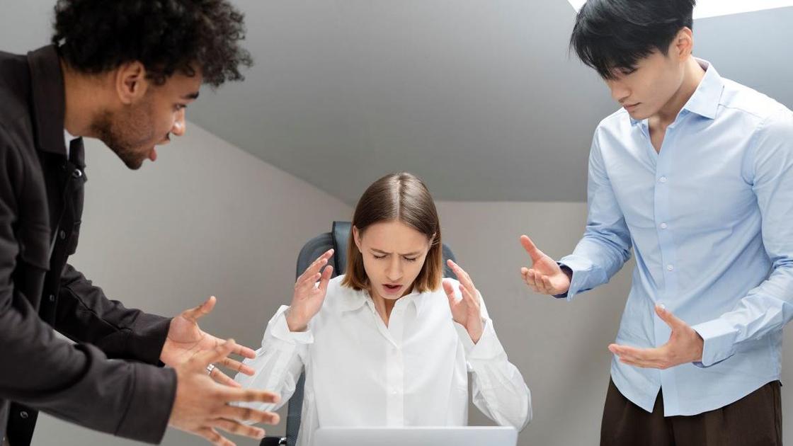 Парни эмоционально разговаривают с девушкой