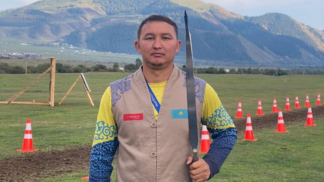 Казахстанский спортсмен Абзал Тулыбеков (жамбы ату)