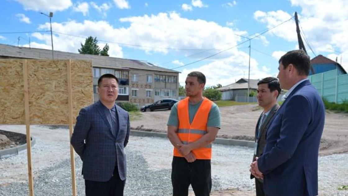 Асаин Байханов проверил благоустройство в Майкаине