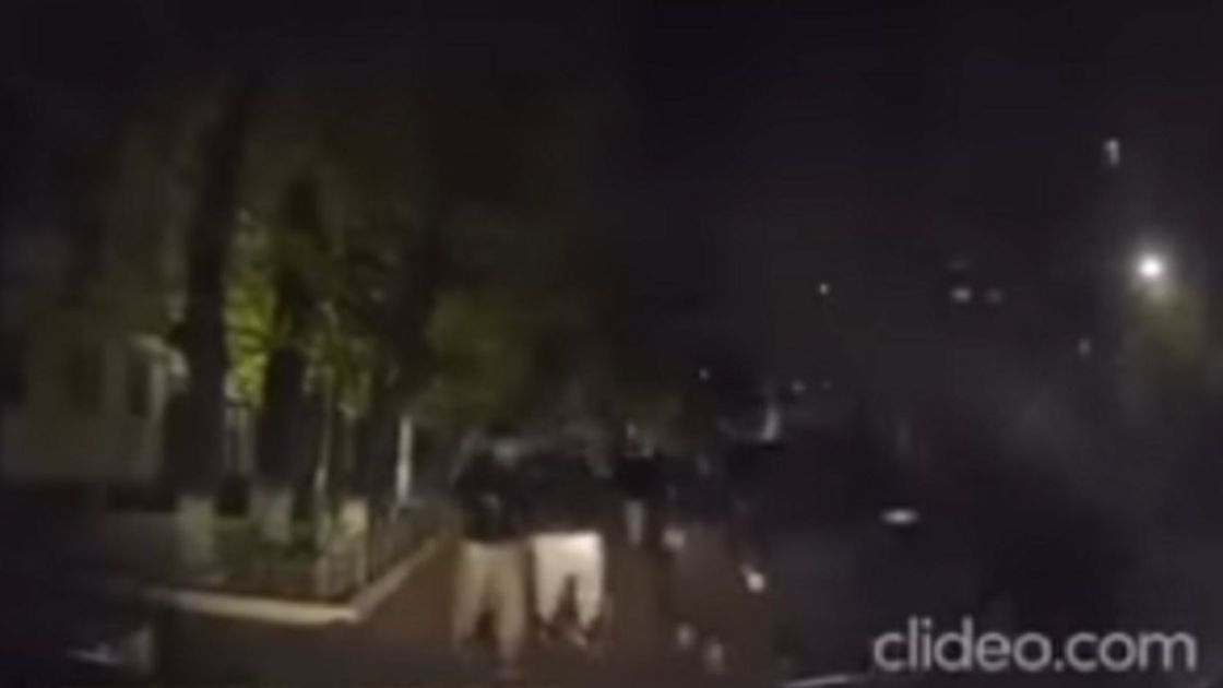 Толпа молодых людей во дворе