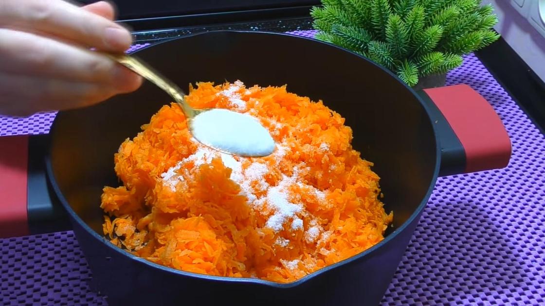 Тертая морковь в кастрюле