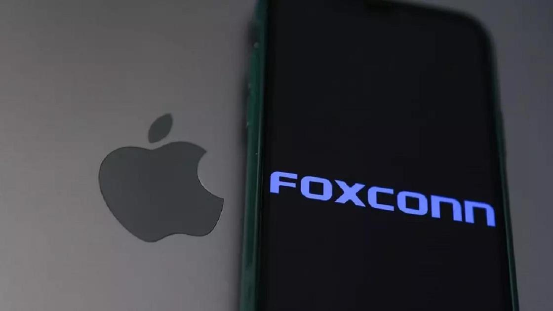 Apple және Foxconn логотиптері