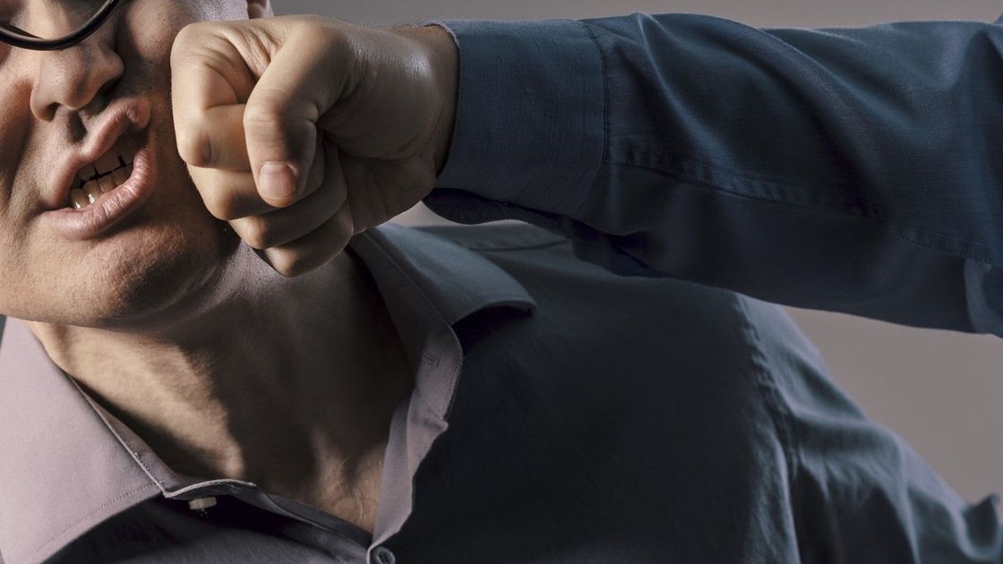 Удар по лицу