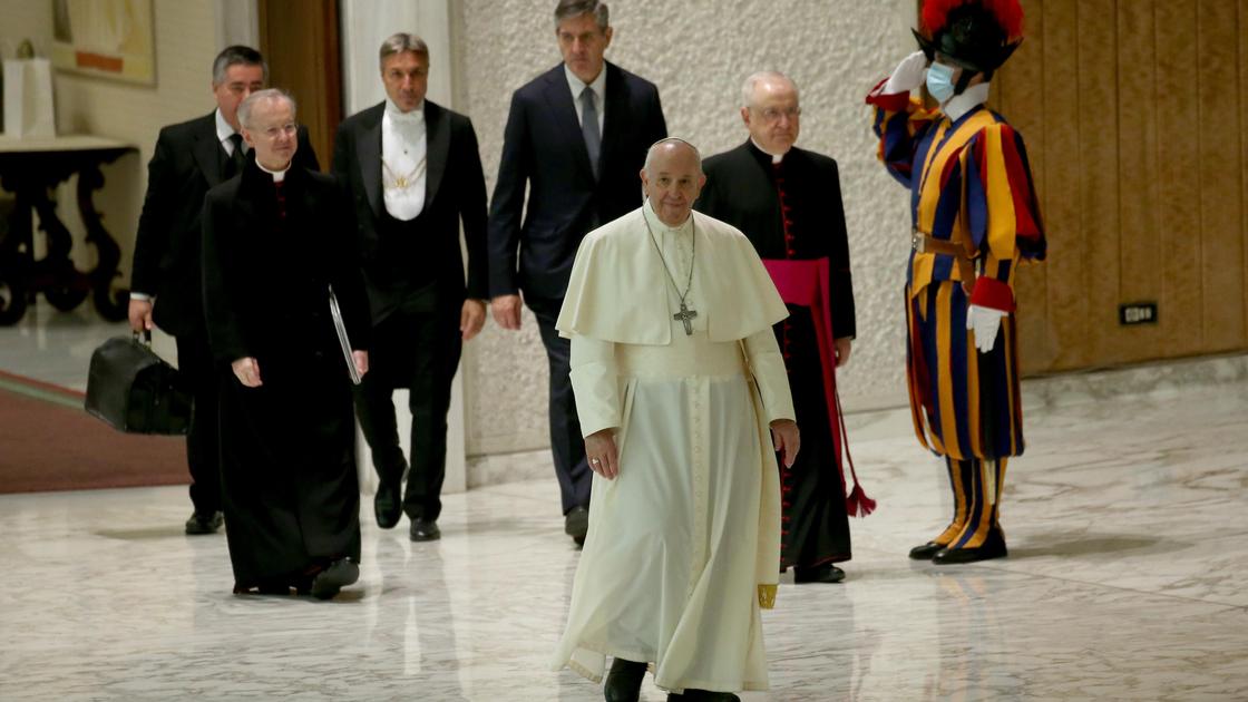 Папа Римский идет с сопровождении