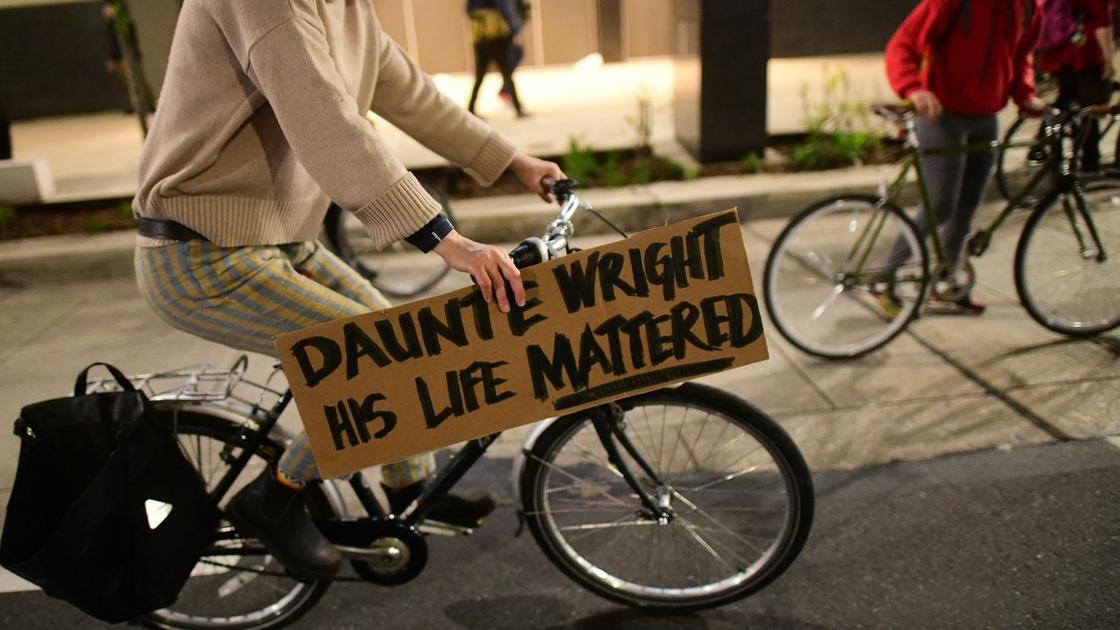 Велосипедист с надписью "Данте Райт. Его жизнь имела значение"