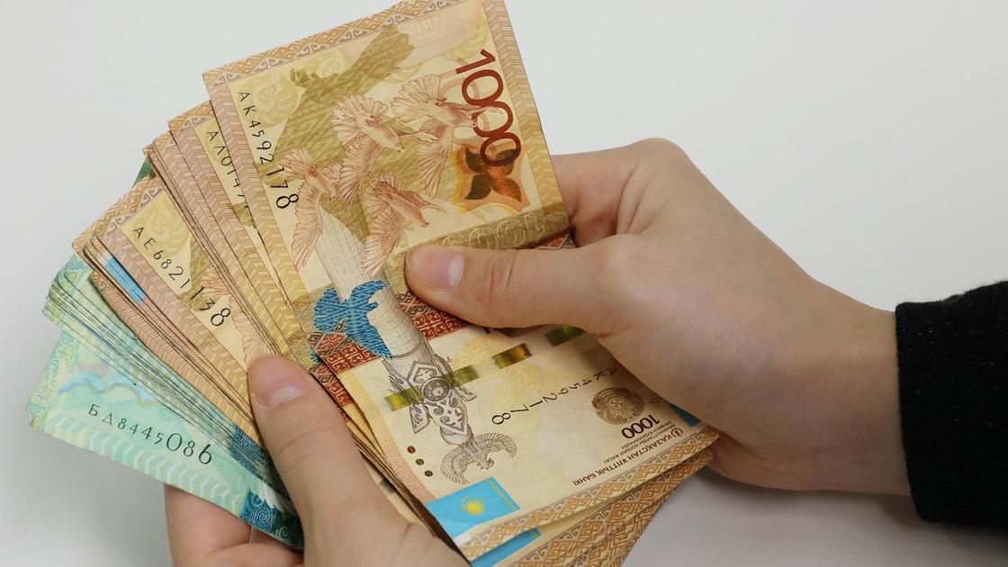 мужчина держит пачку денег в руках мужчина держит пачку денег в руках