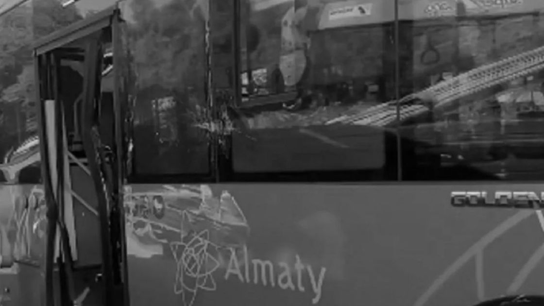 Жол апатына ұшыраған автобус