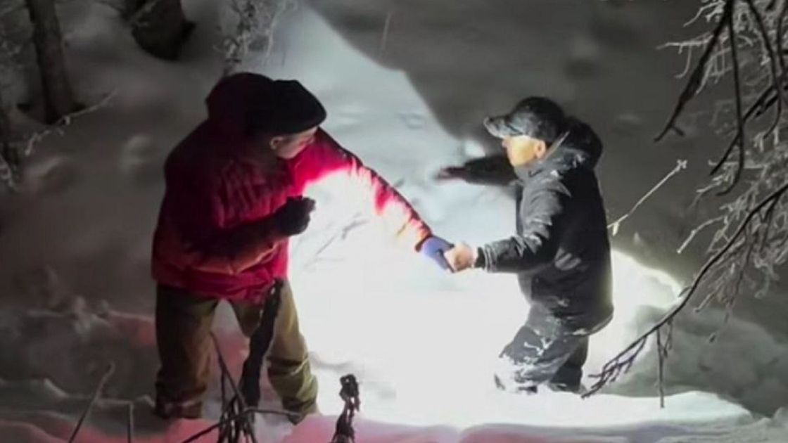 Спасатель ведет мужчину