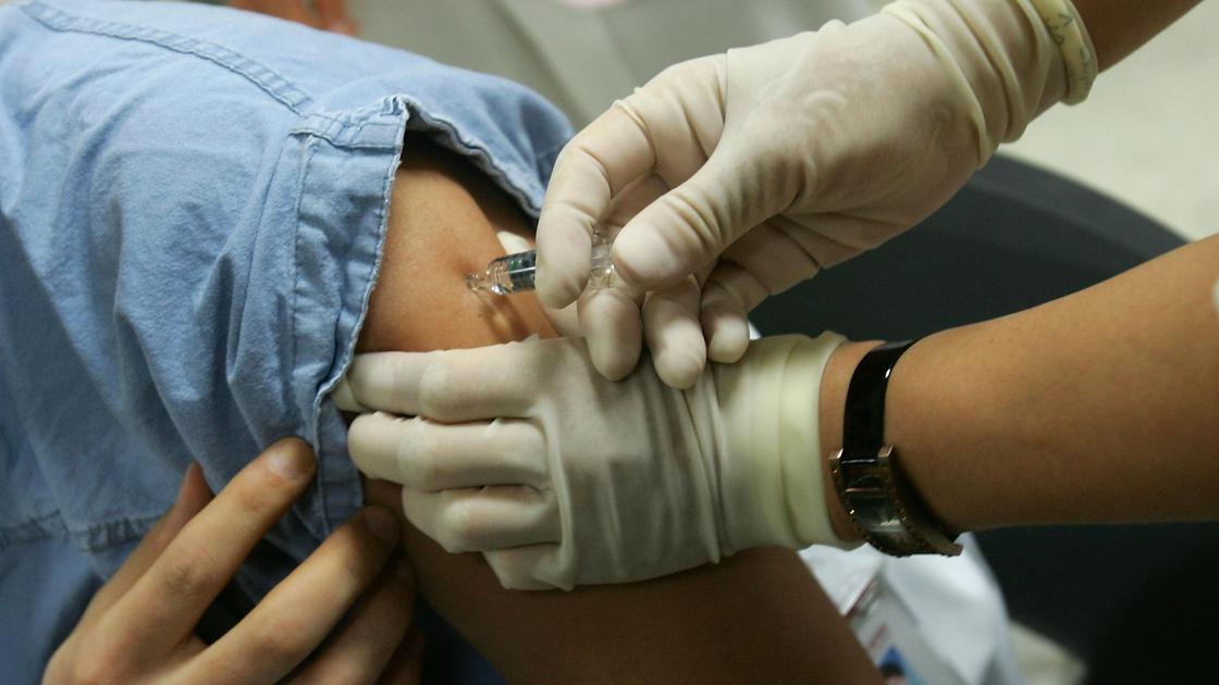 врач ставит вакцину