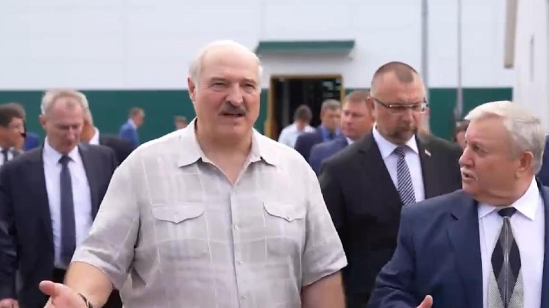 Александр Лукашенко идет с чиновниками