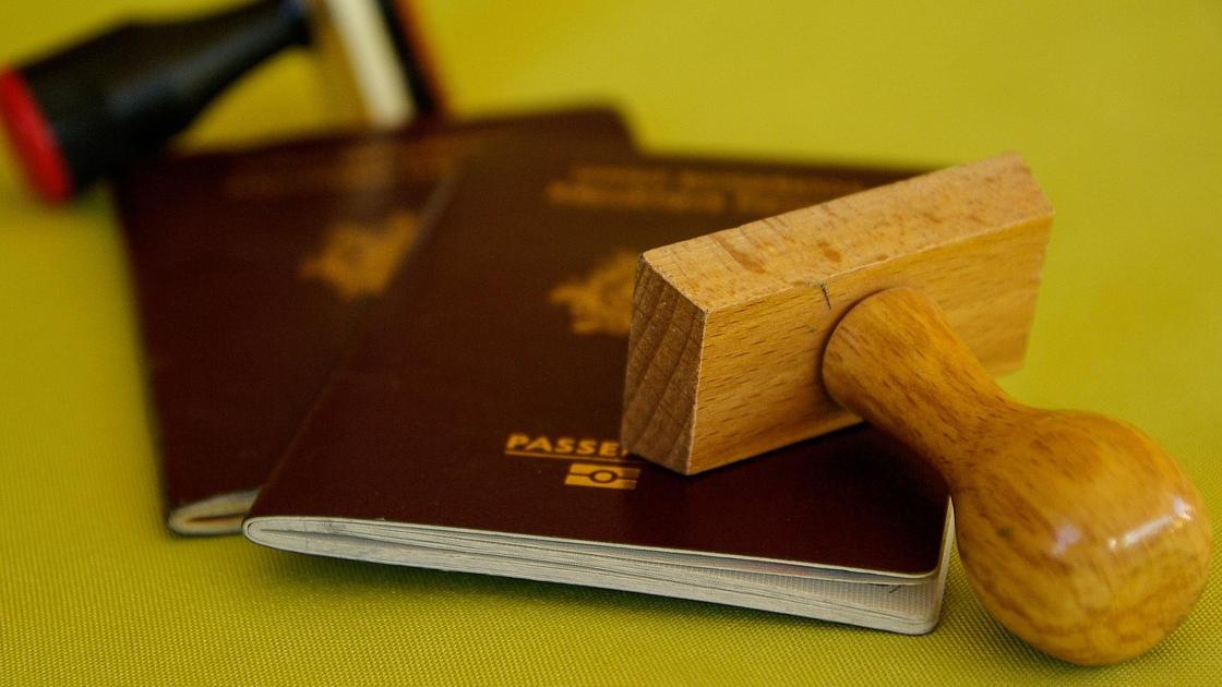 Печать лежит на паспорте Печать лежит на паспорте
