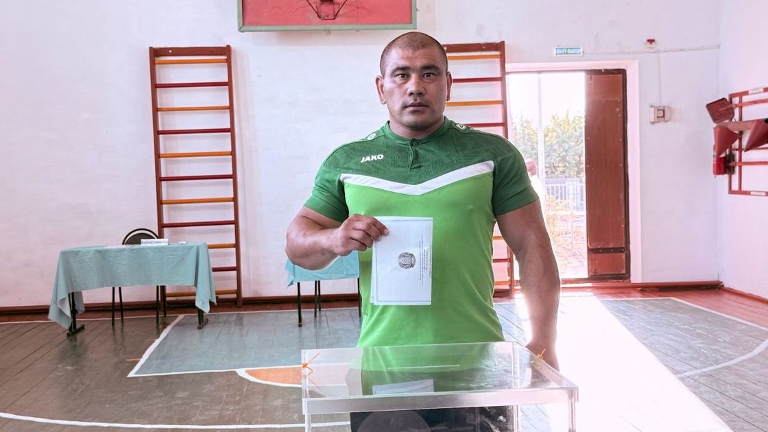 Рекордшы сайлау учаскесі алдында КамАЗ көлігін сүйреді