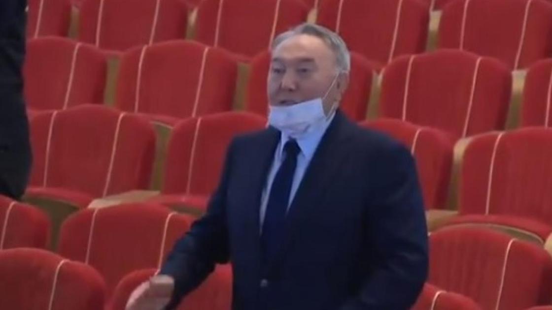 Елбас ән шырқап жатыр Елбас ән шырқап жатыр