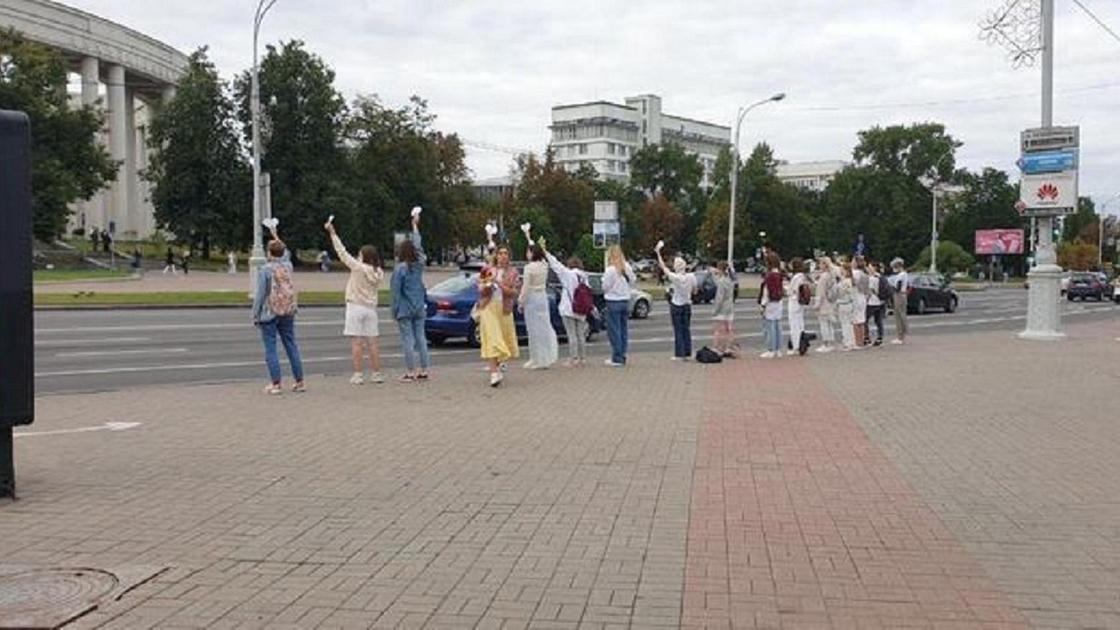 Девушки с цветами на площади в Минске