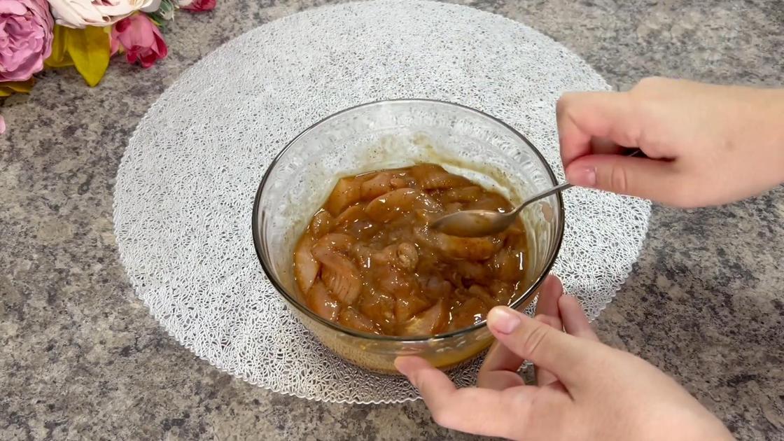 В стеклянной миске перемешивают куриное филе с соевым соусом и крахмалом