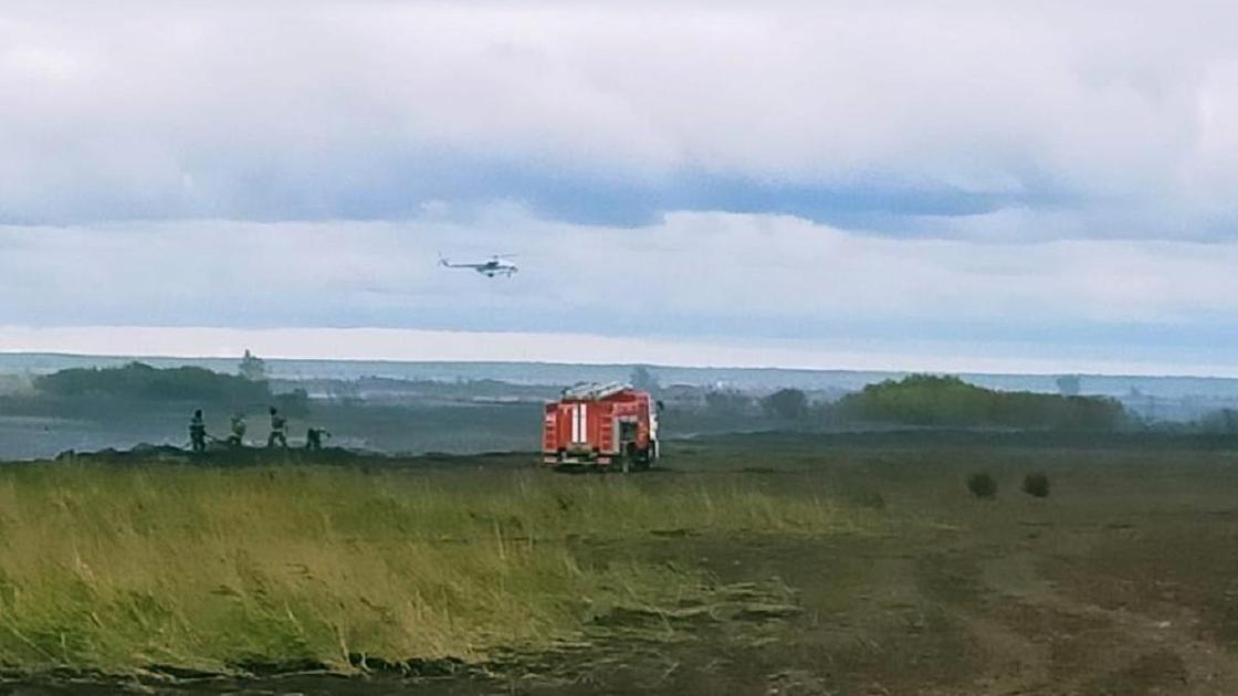 Вертолет и пожарная машина близ Астаны