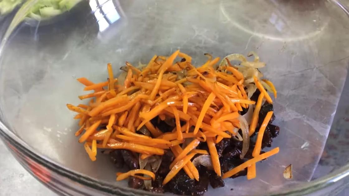Добавление к говядине с луком обжаренной моркови
