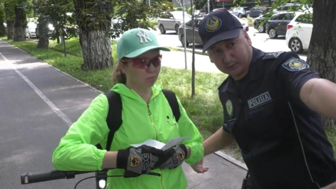 Полицейлер самокат жүргізушілерімен профилактикалық әңгіме жүргізді