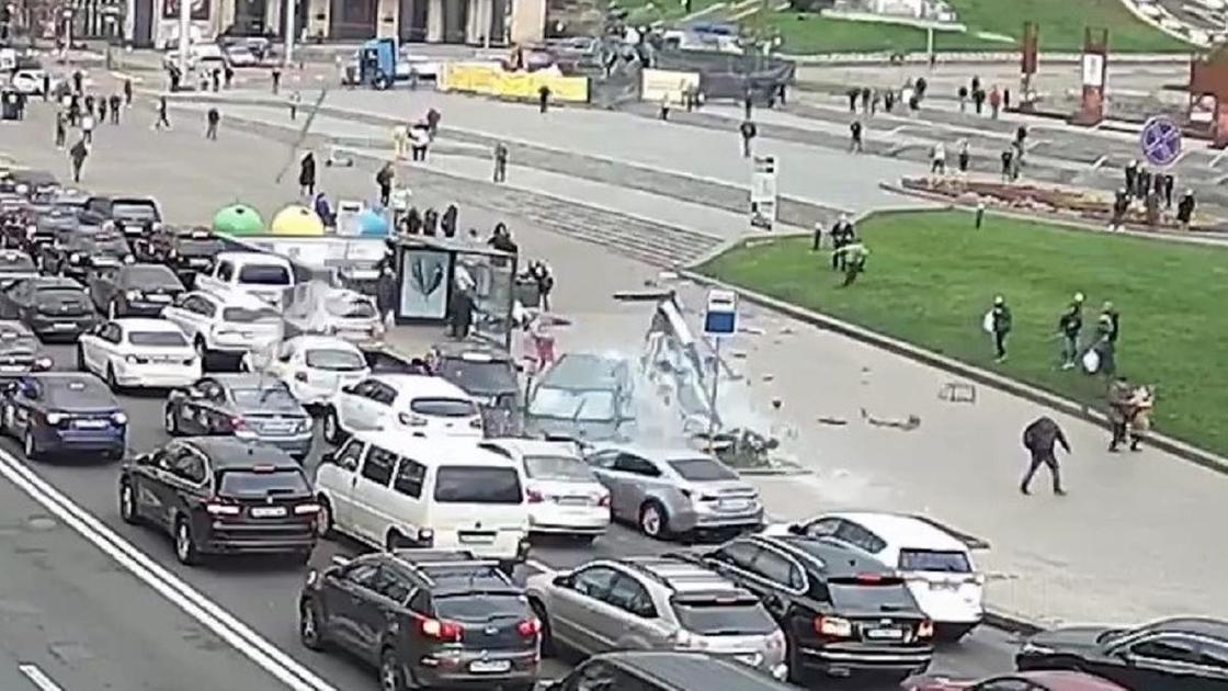 Автомобиль въехал в остановку в Киеве