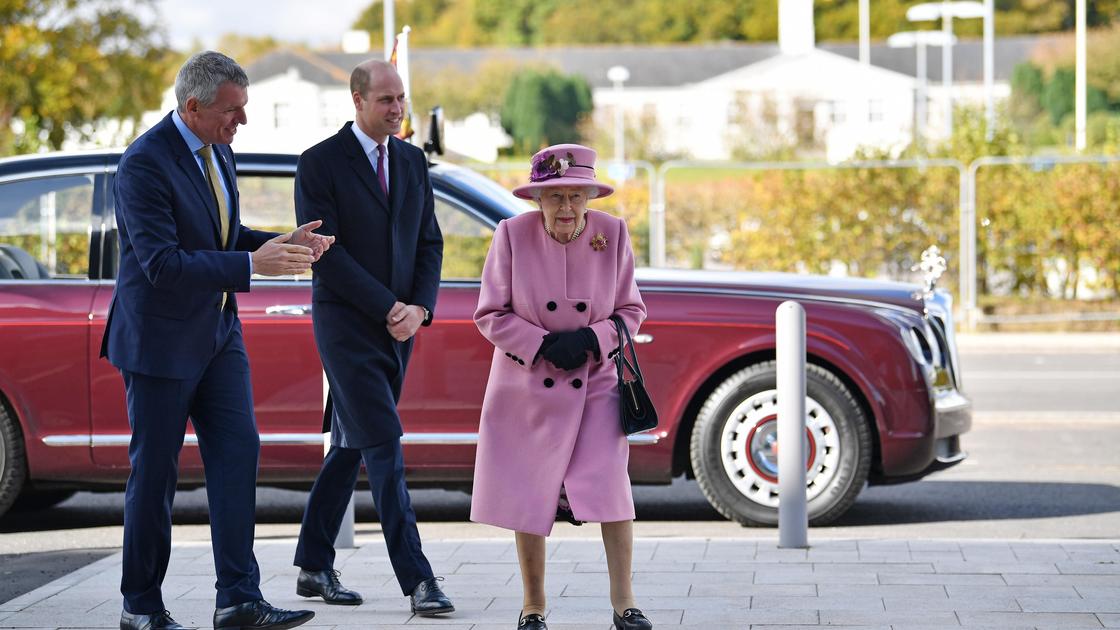Королева, ее внук и еще один мужчина идут по улице