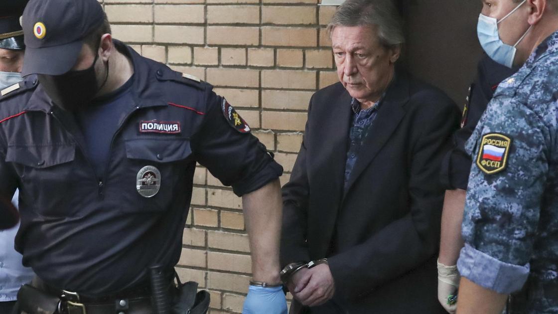Михаил Ефремов в сопровождении охраны Михаил Ефремов в сопровождении охраны