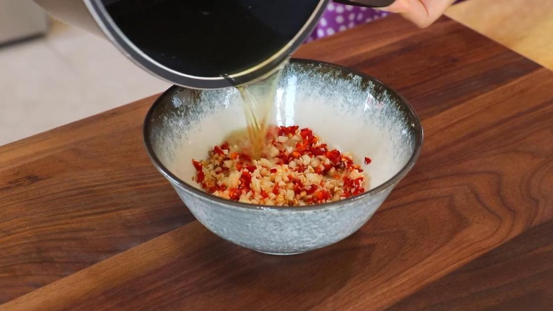 Перец, чеснок и кунжут заливают горячим маслом