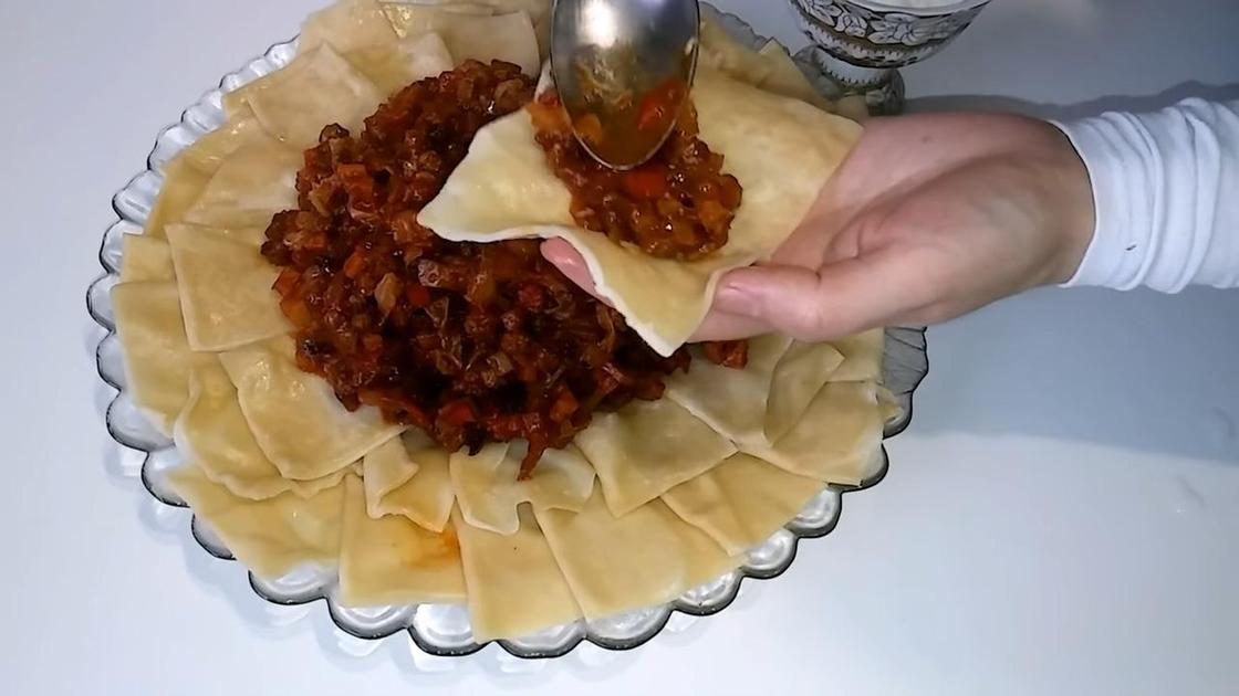 Подача казахского блюда жаппасай и индивидуальная формовка блюда