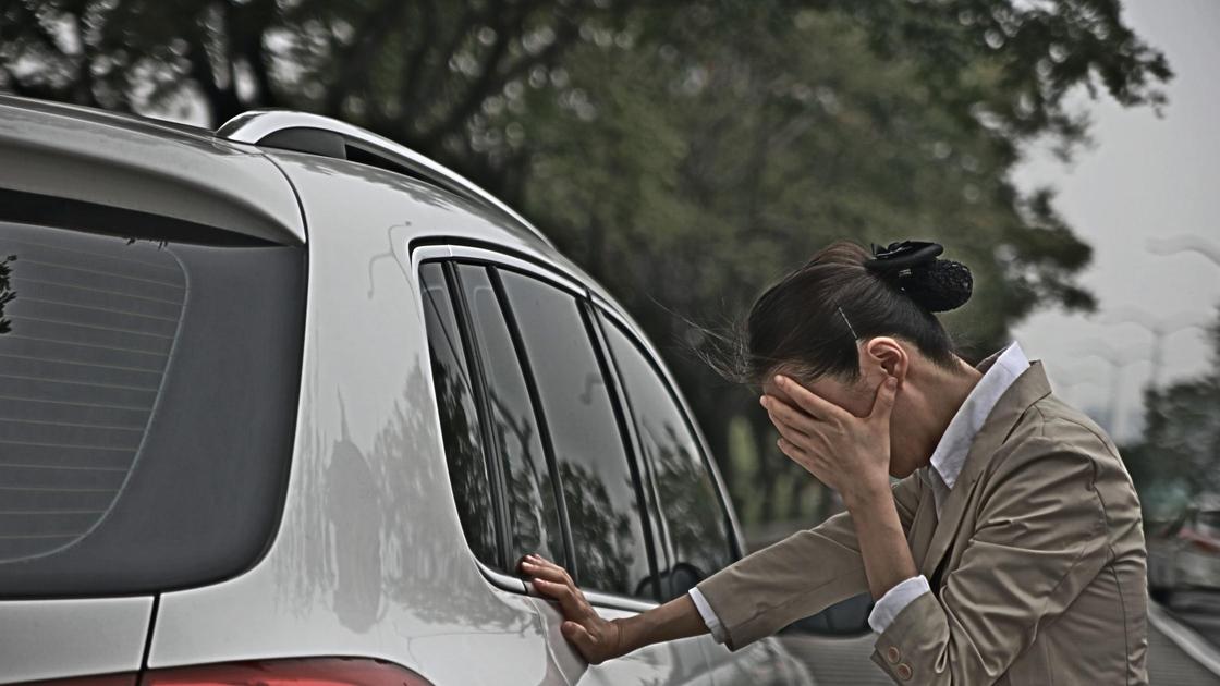 Грустная девушка возле автомобиля