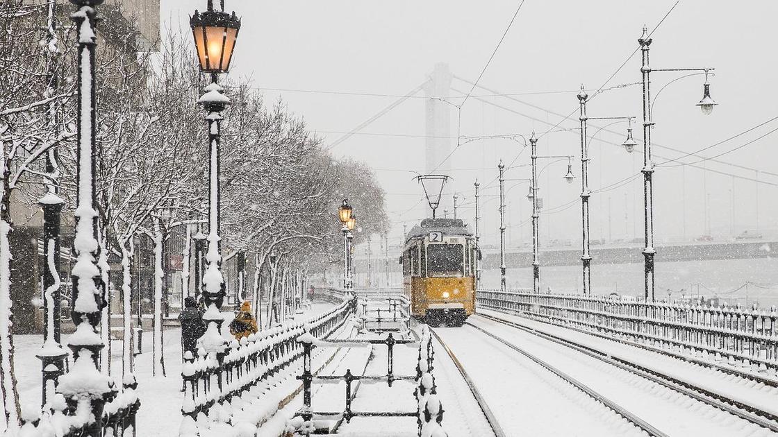 Трамвай едет по зимнему городу