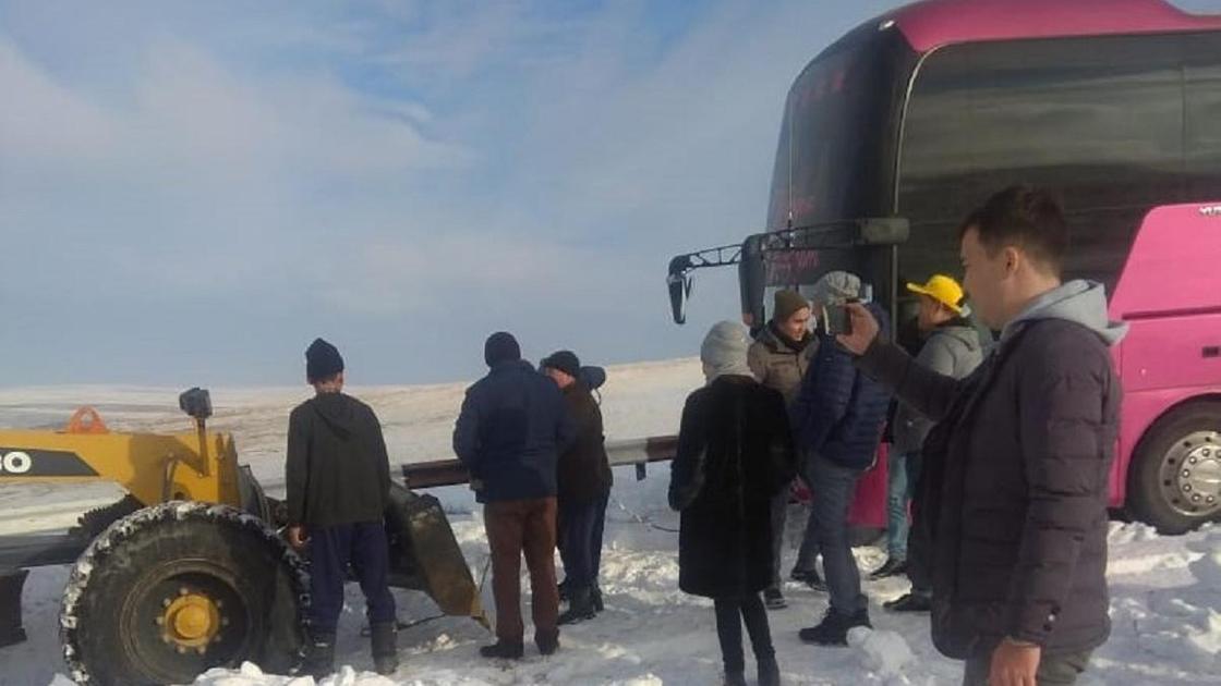 Автобус с пассажирами застрял в Туркестанской области