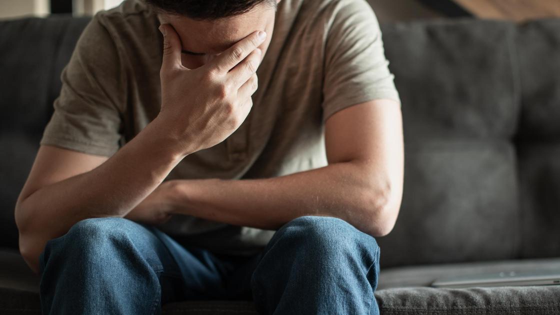 Расстроенный мужчина