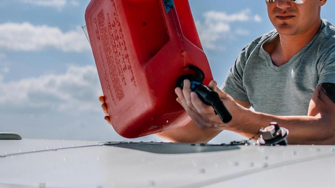 Мужчина с канистрой