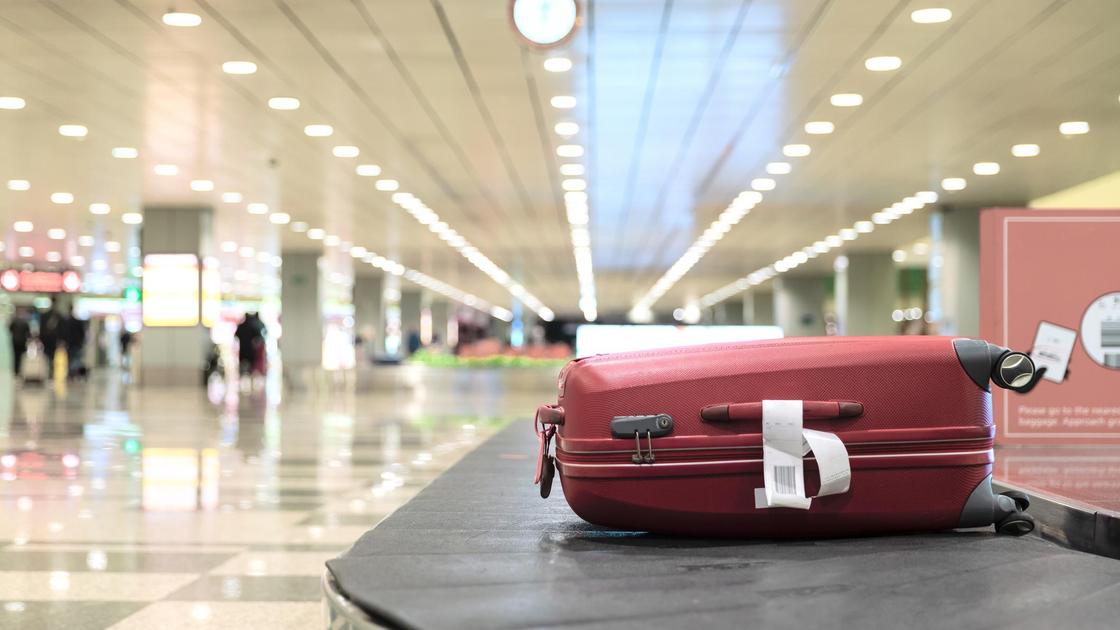 Багаж на ленте в аэропорту