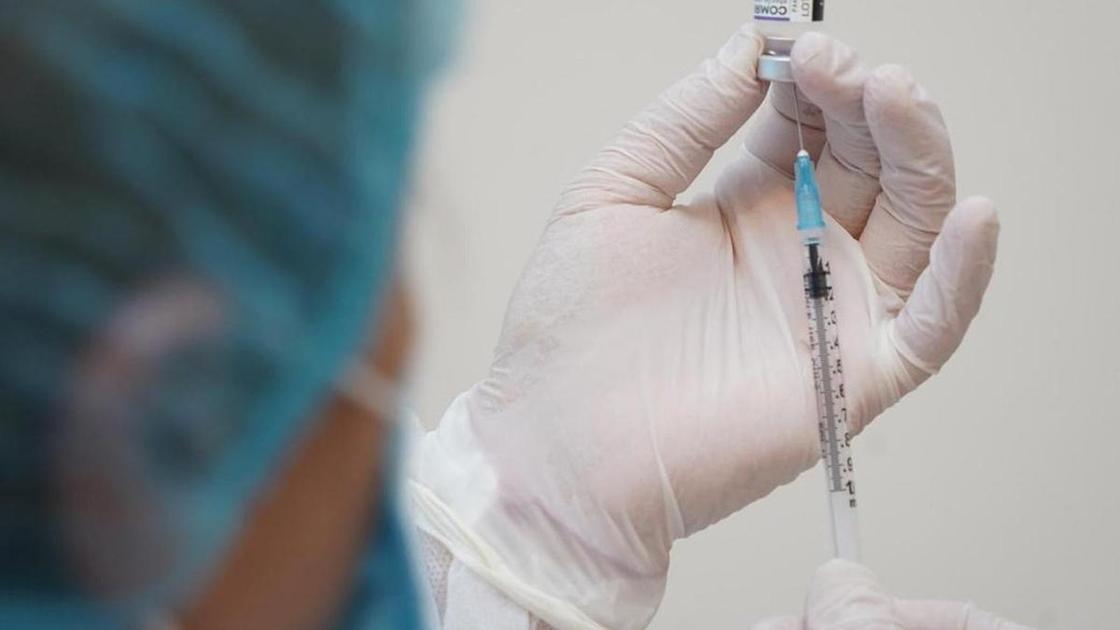 Женщина держит шприц