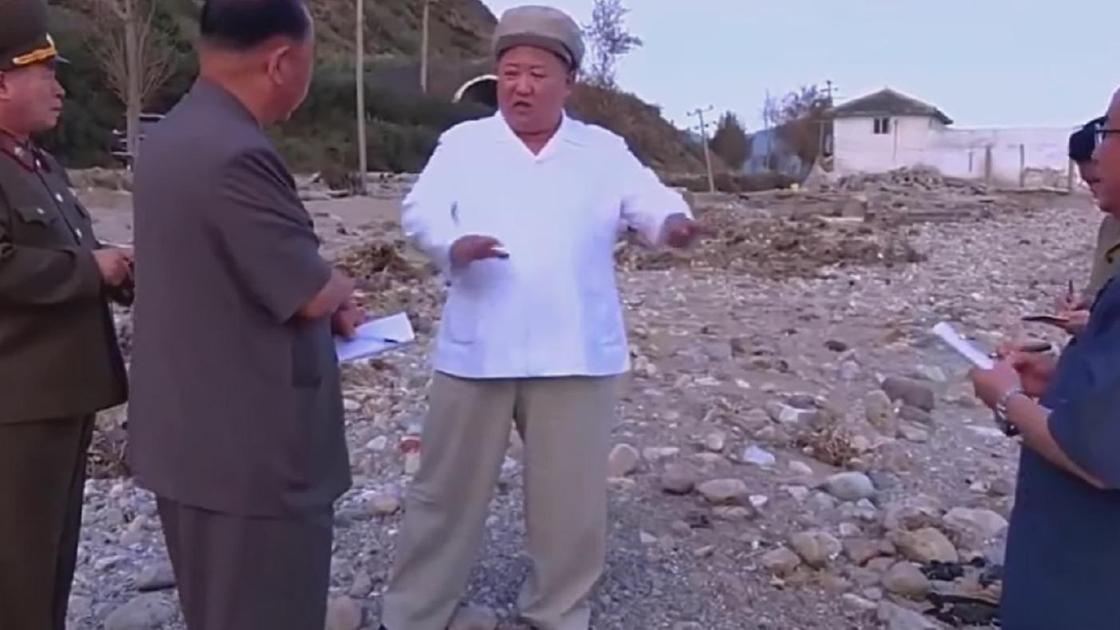 Ким Чен Ын в белой рубашке на развалинах