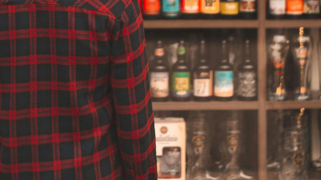 Мужчина у витрины с алкоголем