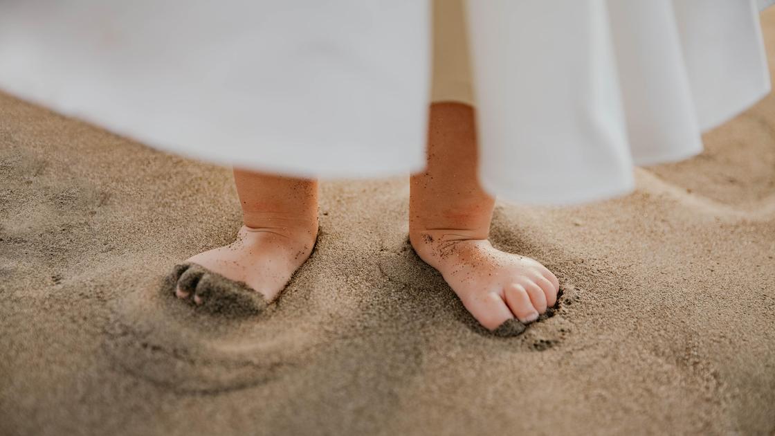 Ноги ребенка на песке