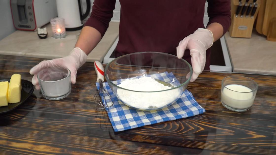 В стеклянной миске заготовка для крема: яйца, сахар и крахмал