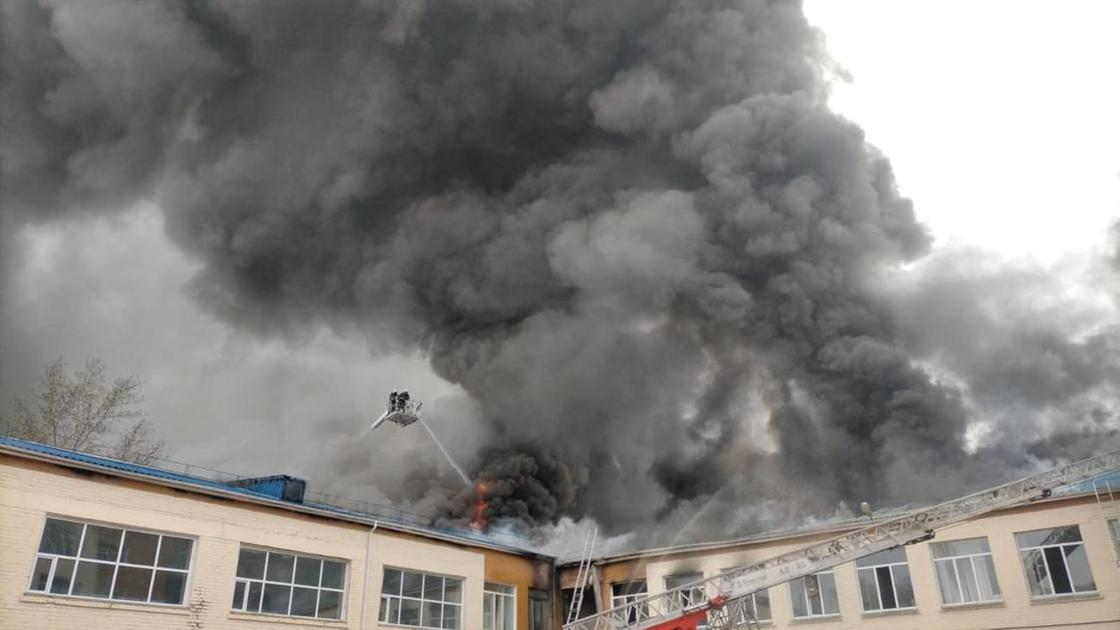 Дым стелется над зданием школы