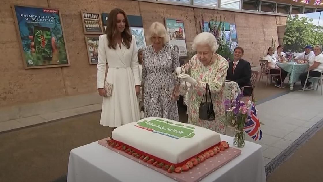 Елизавета II разрезает торт