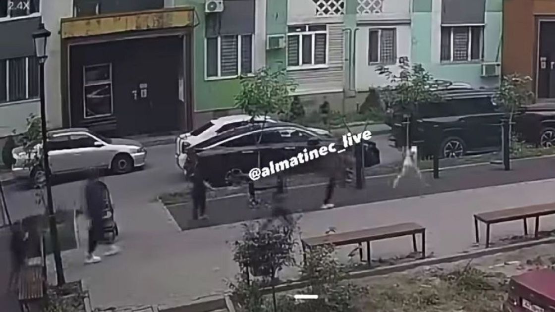 Двор, где сбили детей