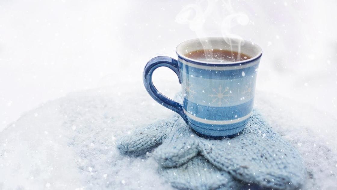 чашка, перчатки на снегу чашка, перчатки на снегу