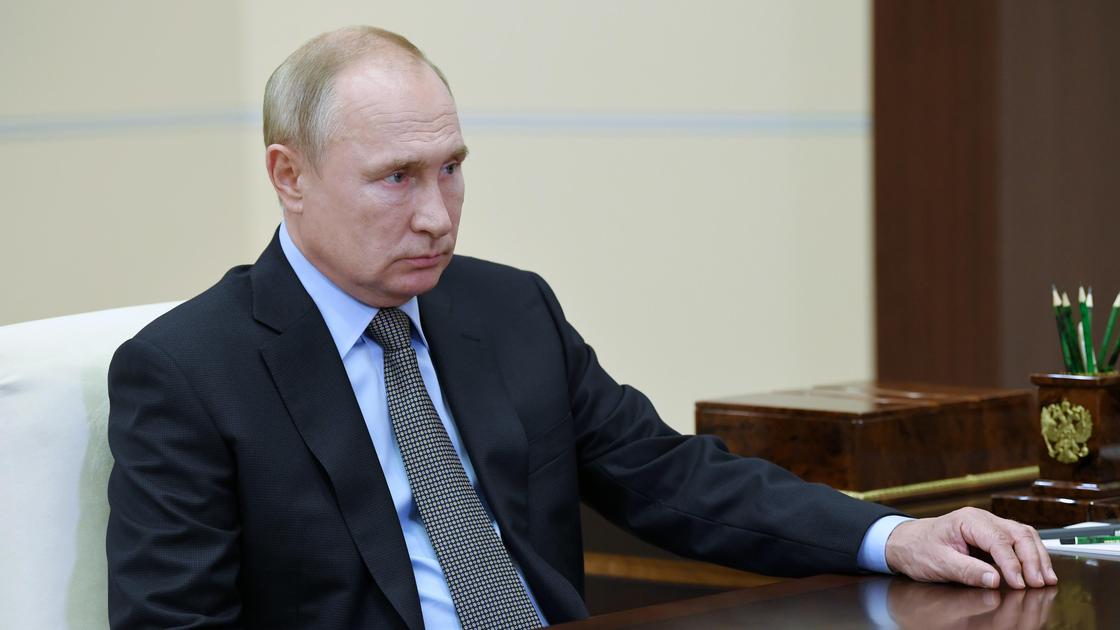Владимир Путин в кабинете