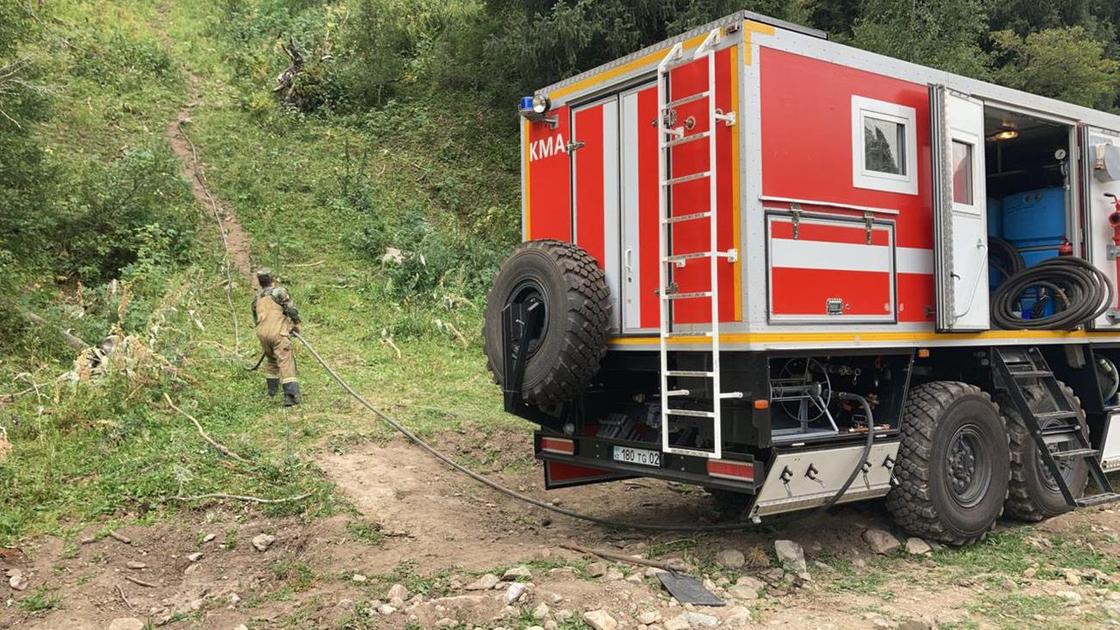 Пожарная машина стоит у горы